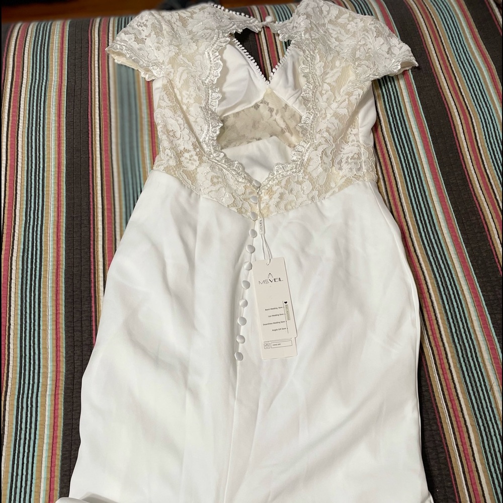 Simple wedding, open lace back and small train. - Picture 8 of 15